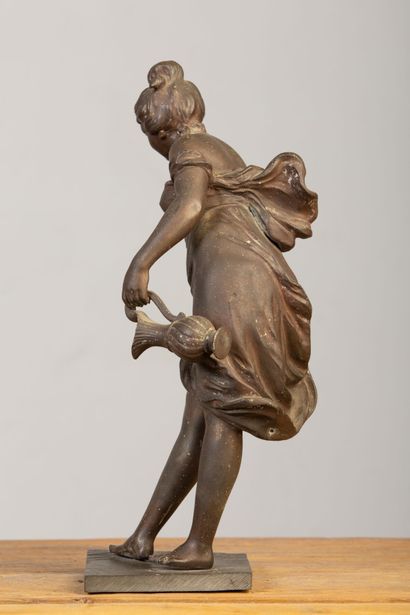 null Ecole française vers 1900.

Femme à la verseuse.

Sculpture en régule, reposant...
