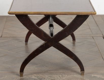 null Table basse en bois teinté, le piètement en X entretoisé.

H_42,5 cmL_95,2 cm...