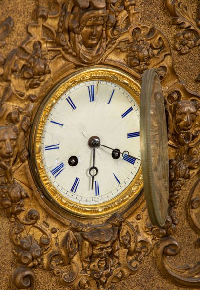 null Important tableau horloge automate, le cadre en bois et stuc doré encadrant...