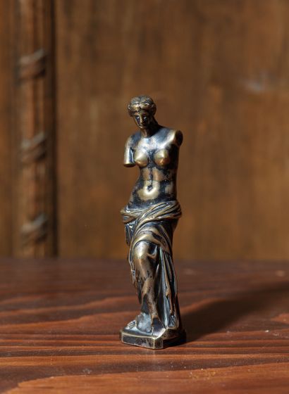 null Ecole française du XIXème siècle.

Cachet en bronze figurant la Vénus de Milo.

Monogramme...