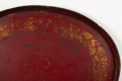 null Grand plateau en tôle peinte rouge et or.

XIXème siècle.

L_76 cm P_57 cm