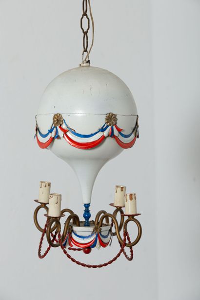 null Travail français des années 1950.

Lustre montgolfière en tôle peinte.

H_102...