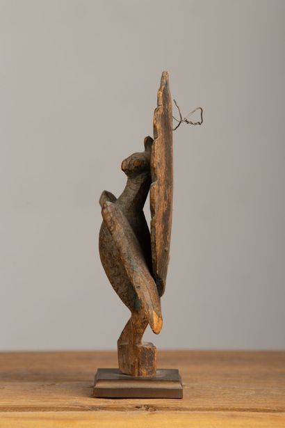 null IRAN ?

Paon en bois sculpté, reposant sur un socle en bronze.

H_18.5 cm