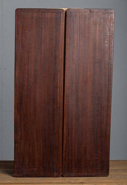 null INDOCHINE.

Paire de panneaux en bois exotique et nacre.

Vers 1900.

H_60 cm...