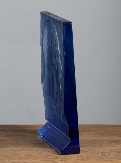 null Pierre LE FAGUAYS (1892 - 1962).

Bas-relief en verre moulé teinté bleu figurant...