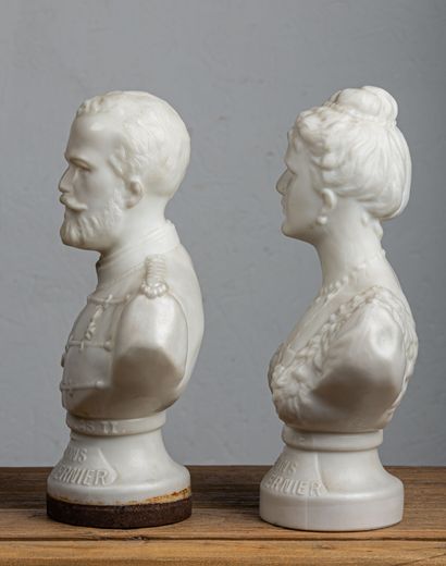 null Le Tsar Nicolas II et la Tsarine.

Paire de bustes en verre opalin formant pots...