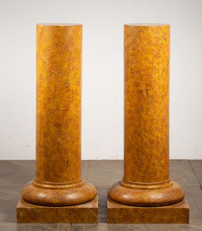 null Paire de colonnes en bois peint à l'imitation du marbre.

H_120,5 cm L_50 c...
