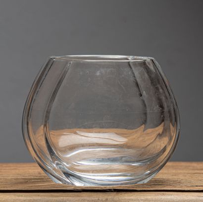 null BACCARAT.

Vase en cristal taillé, de forme bourse.

H_13 cm L_15 cm