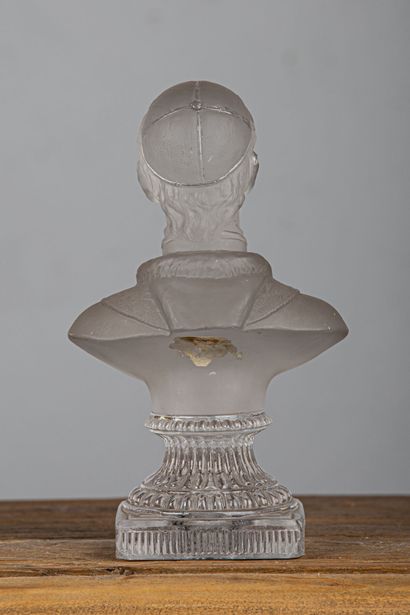 null BACCARAT.

Buste de Léon XIII en cristal moulé. 

H_20 cm éclats aux angles...