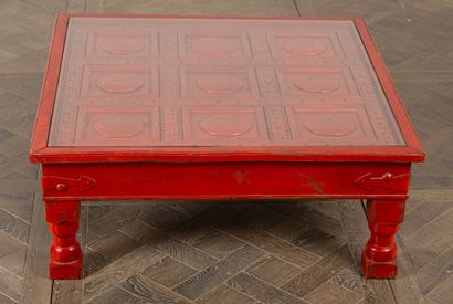 null INDE.

Table basse en bois laqué rouge.

H_39,5 cm L_100 cm, plateau de ver...