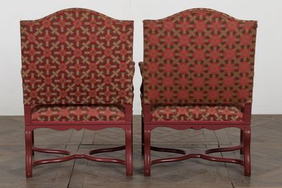 null Paire de fauteuils à dossier plat en bois laqué.

Style Louis XIII.

Garniture...