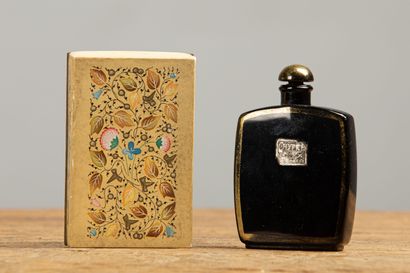 null COTY.

Chypre et l'Or.

Deux flacons à parfum, dont un en écrin.

H_6,5 cm et...