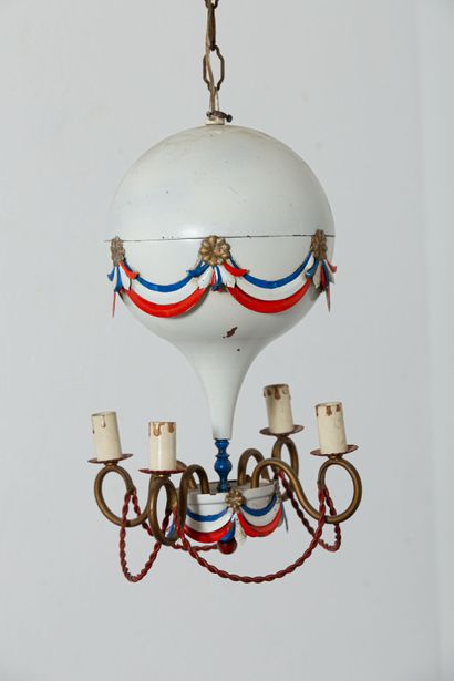 null Travail français des années 1950.

Lustre montgolfière en tôle peinte.

H_102...