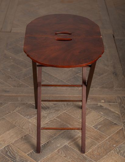 null Table pliante en bois de placage 

H_82 cm L_36 cm, pliée.

H_54,5 cm L_56 cm,...