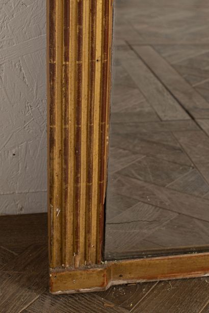 null Miroir de trumeau en bois mouluré et sculpté et doré 

Début du XIXème siècle.

H_176...