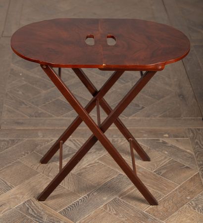 null Table pliante en bois de placage 

H_82 cm L_36 cm, pliée.

H_54,5 cm L_56 cm,...
