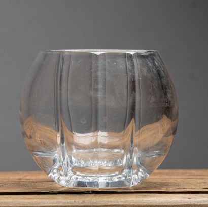 null BACCARAT.

Vase en cristal taillé, de forme bourse.

H_13 cm L_15 cm