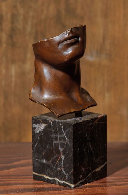 null Igor MITORAJ (1944-2014).

Portrait d'homme, 1984.

Bronze à patine brune, signé.

Tirage...