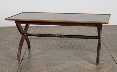 null Table basse en bois teinté, le piètement en X entretoisé.

H_42,5 cmL_95,2 cm...