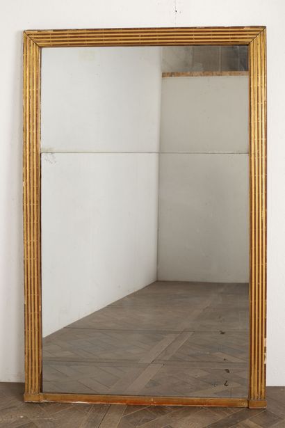 null Miroir de trumeau en bois mouluré et sculpté et doré 

Début du XIXème siècle.

H_176...