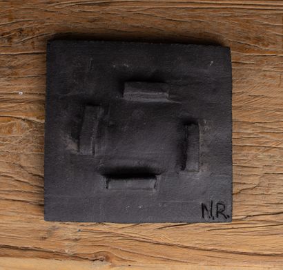 null Boîte couverte en raku, monogrammée NR.

XXème siècle.

H_11 cm L_13 cm