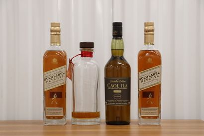 null Lots de 4 bouteilles de whisky dans leurs étuis :

-2 JOHNNIE WALKER.

-1 CAOL...