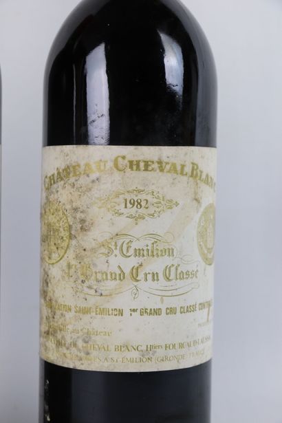 null CHATEAU CHEVAL BLANC.

Millésime : 1982.

2 bouteilles, 1 b.g., 1 e.f.s.