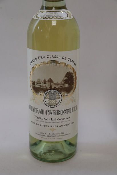 null CHATEAU CARBONNIEUX WHITE.

Vintage : 2005.

1 bottle.

Vintage: 2009.

2 b...