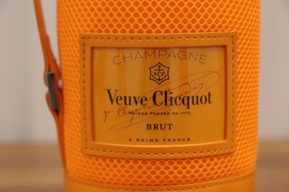 null CHAMPAGNE BRUT VEUVE CLICQUOT.

With Ice Jacket.

2 bottles

THIS LOT IS JUDICIAL,...