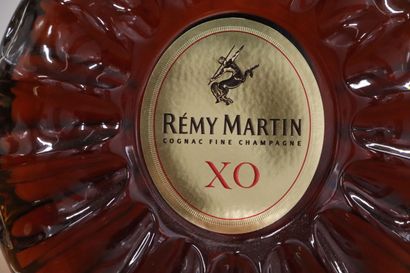 null Lots de 3 bouteilles de cognac :

-1 bouteille HENNESSY X.O.

-1 bouteille REMY...