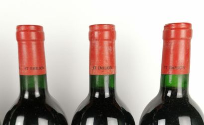 null LE CARILLON DE L'ANGELUS.

Millésime : 1988.

9 bouteilles, une b.g., contre-étiquettes...