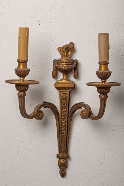 null Paire d'appliques en bronze doré à deux lumières.

Style Louis XVI, vers 1900.

H_37...