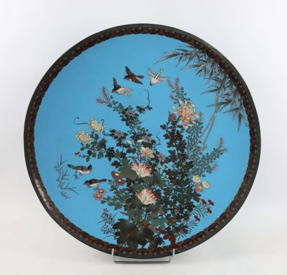 null JAPON, époque meiji (1868-1912).

Important plat en émaux cloisonnés à décor...
