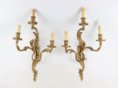 null Paire d'appliques en bronze doré à trois lumières.

Style Louis XV. 

H_57,5...