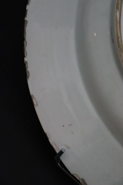null JAPON.

Plat circulaire à décor Imari.

XVIIIème siècle.

D_38,8 cm, égrenures...