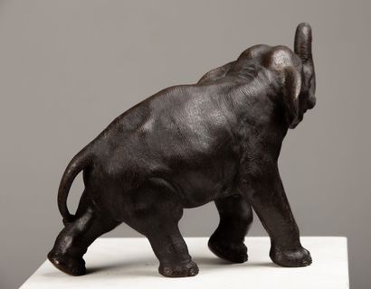null 
JAPON, période Meiji (1868-1912).




Elephant en bronze à patine brune.




H_22,3...