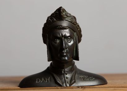 null Buste de Dante Alighieri en bronze à patine brune.

Titré en pied.

H_12 cm...