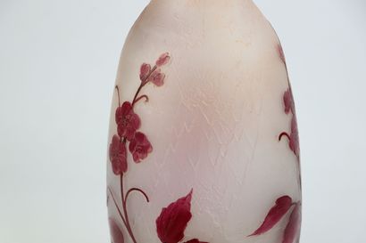 null LEGRAS.

Vase en verre multicouches dégagé à l'acide à décor de fleurs de couleurs...
