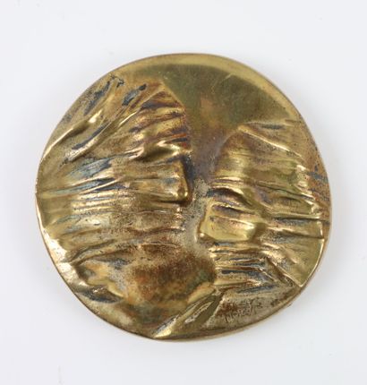 null Igor MITORAJ (1944-2014).

Visages voilés.

Médaille en bronze figurant deux...