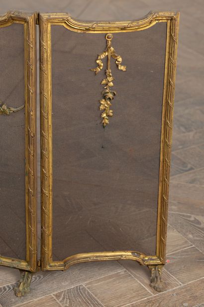 null Pare-feu en bronze doré et grille de fer.

Style Louis XVI, vers 1880.

H_76...