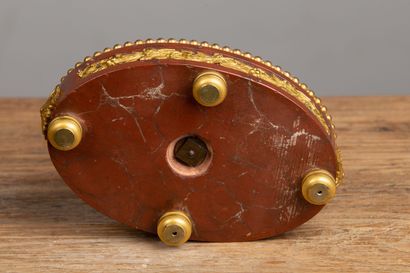 null Pendulette de table en bronze doré, à décor d'un masque vénitien, un éventail...