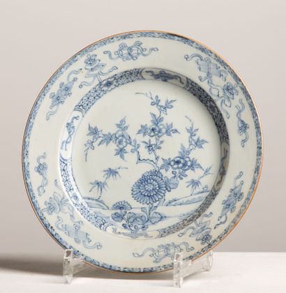 null CHINE.

Assiette en porcelaine à décor floral en camaïeu bleu.

Fin du XVIIIème...
