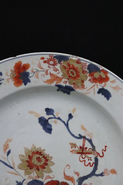 null JAPON.

Plat circulaire à décor Imari.

XVIIIème siècle.

D_38,8 cm, égrenures...