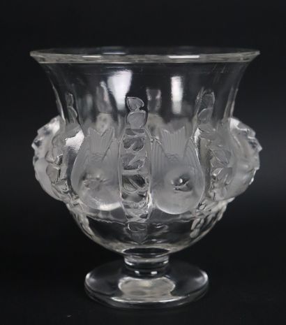 null LALIQUE France.

Vase en cristal moulé à décor d'hirondelles, modèle Dampierre.

Signé...