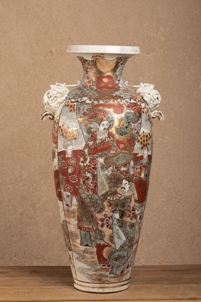 null JAPON, Satsuma, fin du XIXème siècle.

Vase balustre en faïence émaillée à décor...