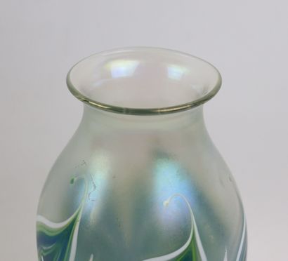 null ORIENT AND FLUME, Etats-Unis. 

Vase en verre à décor libre polychrome sur fond...