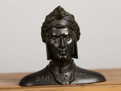 null Buste de Dante Alighieri en bronze à patine brune.

Titré en pied.

H_12 cm...