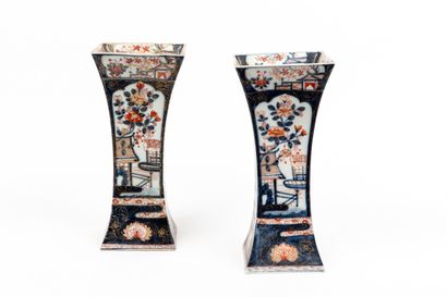 null BAYEUX.

Paire de vases cornets en porcelaine à décor Imari dans des cartouches...