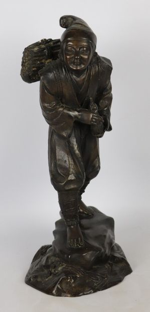 null Homme au fagot.

Statuette en bronze patiné, dans le goût du Japon.

H_44 c...