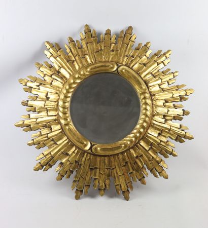 null Miroir rond à cadre en bois doré rayonnant. 

XXème siècle.

D_65 cm D(miroir)_24,3...